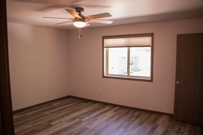 Building Photo - Spacious 2 Bed- Southside Apartment!