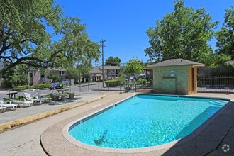 Building Photo - Woods of Brookhollow