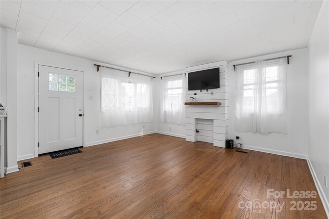 Building Photo - 387 Woodlawn Ave
