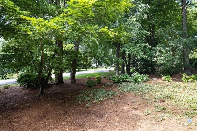 Building Photo - 4989 Kingswood Dr