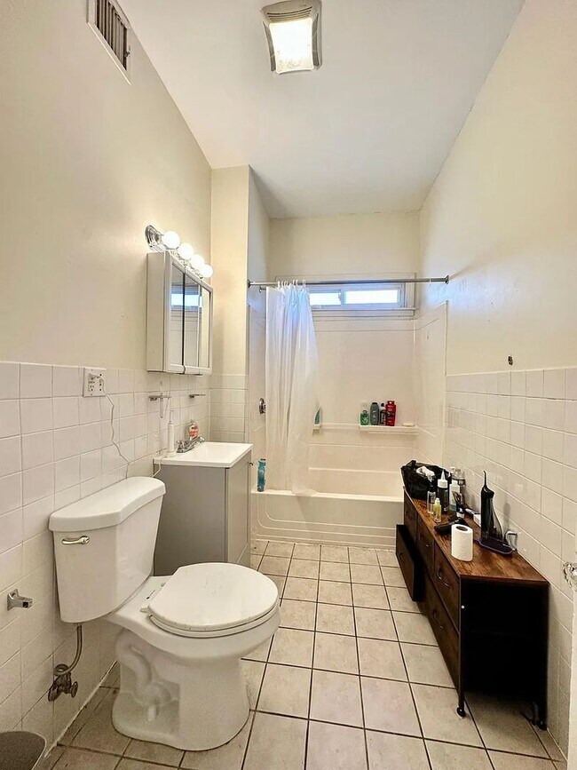 Building Photo - HOLY SMOKES!!  8 BED/3.5 BATH TOWNHOUSE IN ALLSTON