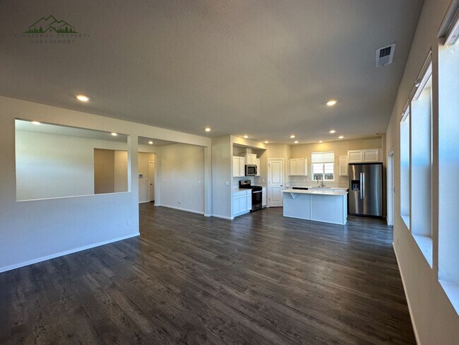 Building Photo - Gorgeous 5-bedroom, 3-bathroom home is desirable Springfield neighborhood