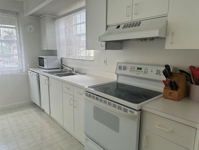 Building Photo - 2274 SE 27th Dr