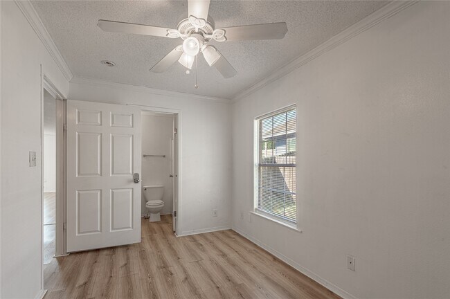 Building Photo - 112 Varsity Dr
