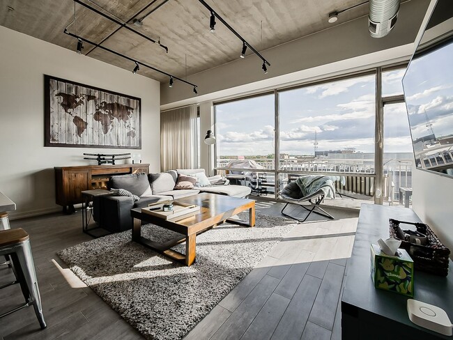 Building Photo - AVAILABLE NOW! Modern and Upscale 2-Bed Condo in Downtown Royal Oak