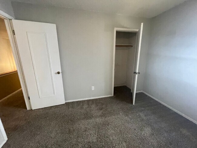 Building Photo - 3 Bed Duplex OKC