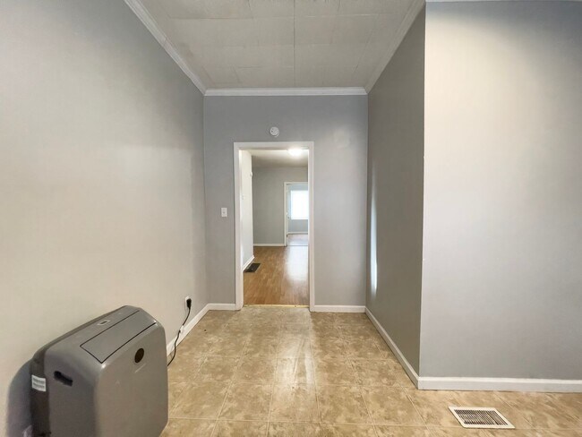 Building Photo - 118 N Martin St