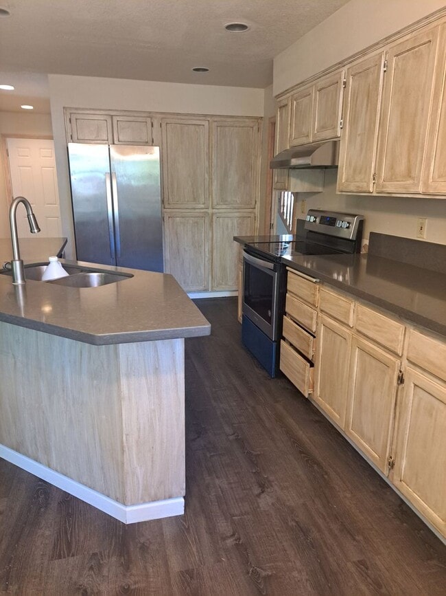 Building Photo - Stunning Home - Spacious Rooms !  Large yard