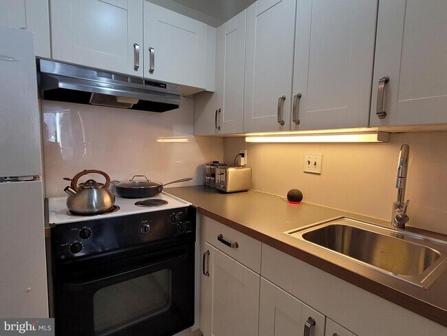 Building Photo - 224 W Rittenhouse Square