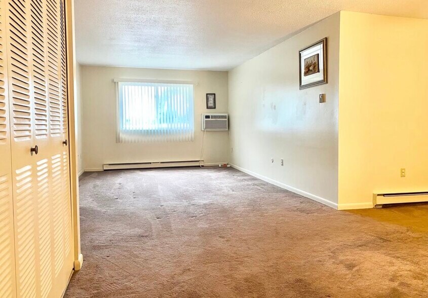 Living room - 2108 Phillips Rd