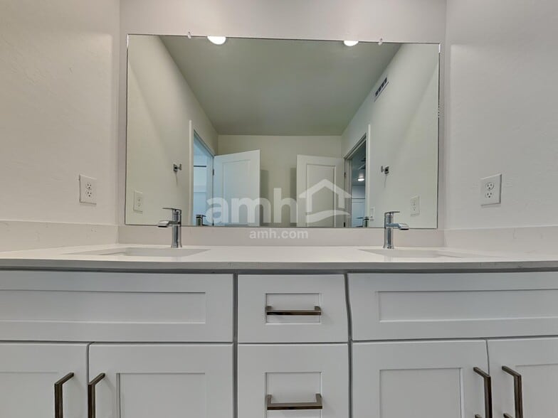 Building Photo - 1489 Aquamarine Dr