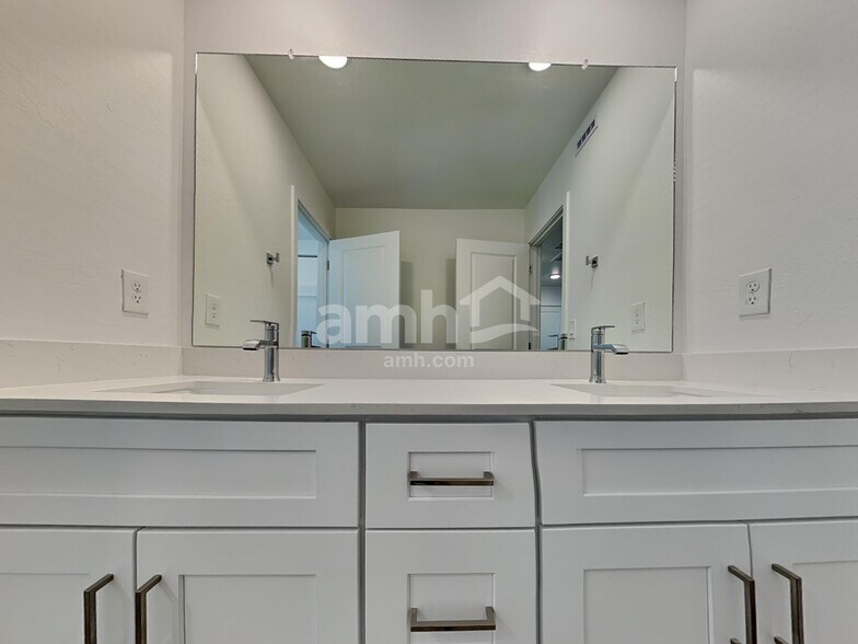 Building Photo - 25550 N 185th Ave