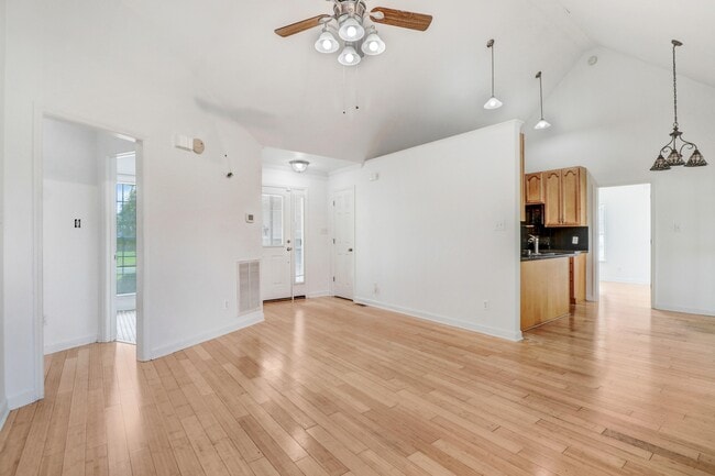 Building Photo - 205 Wingspread Dr