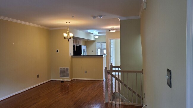 Building Photo - Spacious & Sunny 2Bed/2Bath End Unit in The Village at Town Center