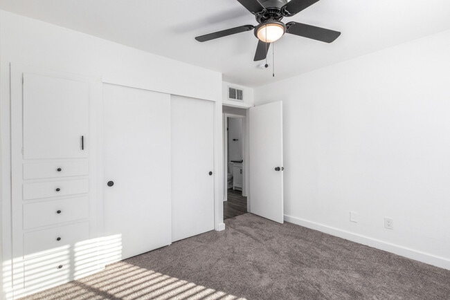 Building Photo - Amazing 3 bed 2 bath home with large backyard