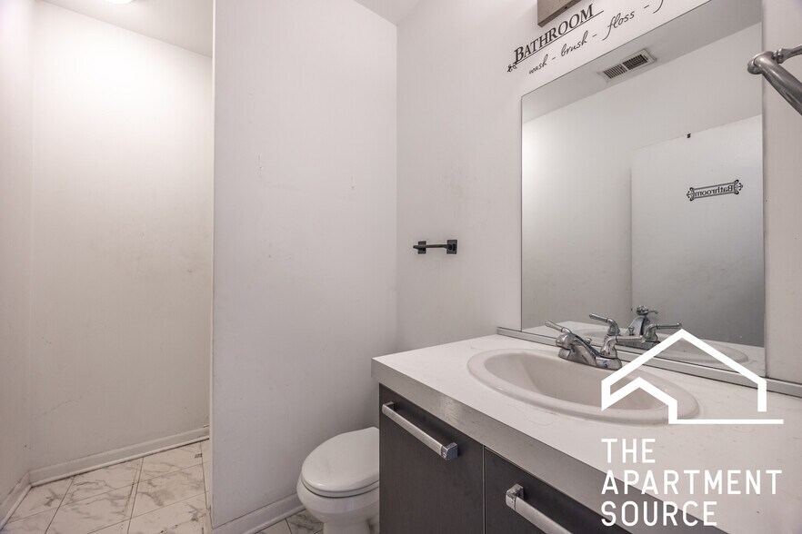 Building Photo - 1545 W Glenlake Ave