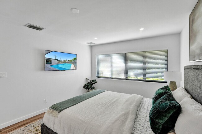 Building Photo - 5501 NE 18th Terrace