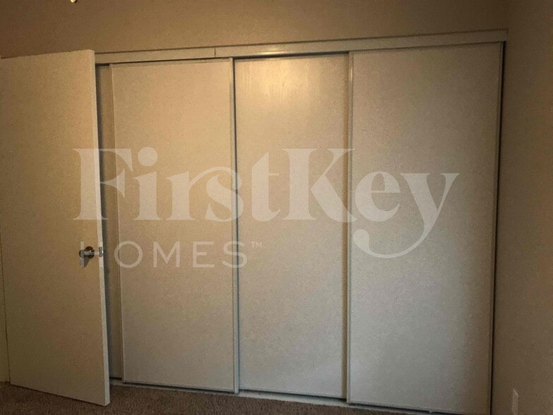 Building Photo - 5520 W Golden Ln