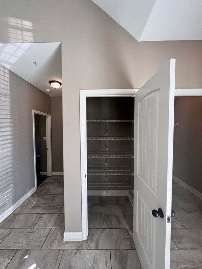 Building Photo - (COMING SOON!) 3bed/2bath Townhome w/Garag...