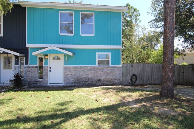 Building Photo - Spacious 3-Bedroom, 1.5-Bath Townhome in Gulf Breeze Near Top-Rated Schools, Beaches, and Gulf Br...
