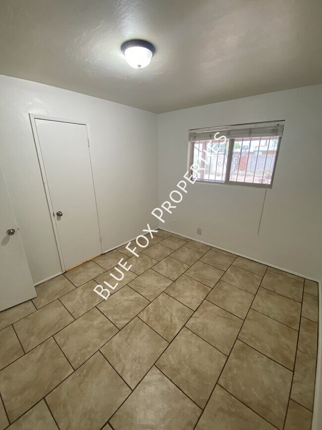 Building Photo - 3807 E Dover Stravenue