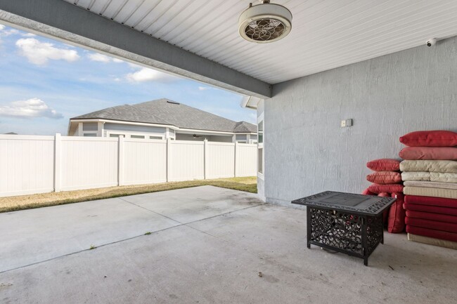 Building Photo - Spacious 5-Bedroom Home with Office, Den &...