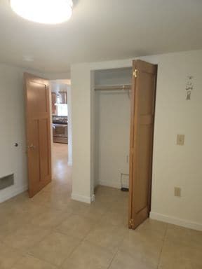 Building Photo - Spacious 2 Bedroom/ 1 bath lower unit in D...