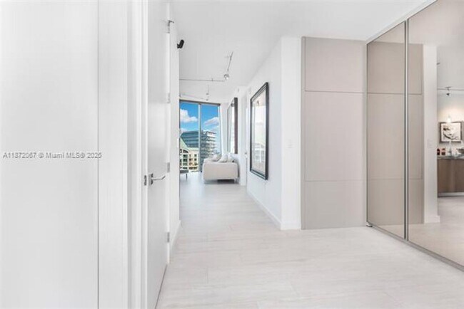 Building Photo - 2831 S Bayshore Dr