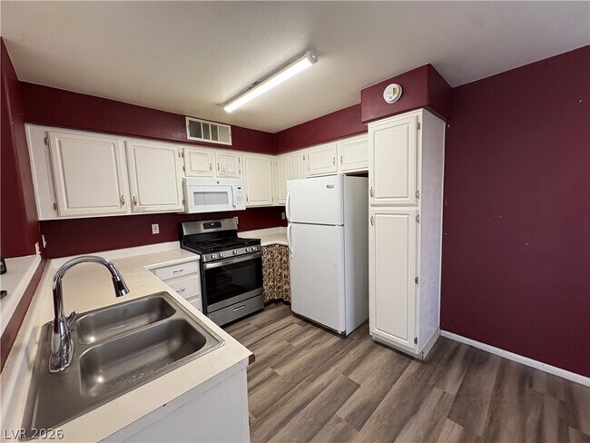 Building Photo - 5710 E Tropicana Ave