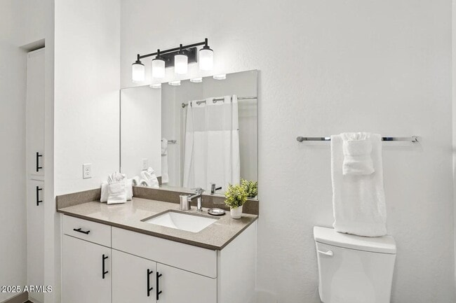 Building Photo - 1161 E O'Neil Dr