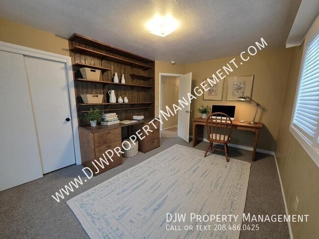 Building Photo - 624 W Linden St