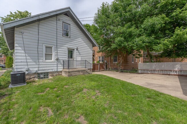 Building Photo - 2 Bed Home in the Heart of Whitefish Bay