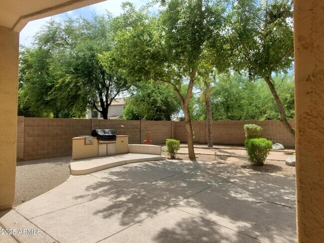 Building Photo - 2880 S Tumbleweed Ln