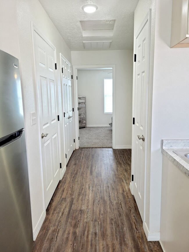 Building Photo - NEW LUXURY ONE BEDROOM APARTMENT FULLY FUR...