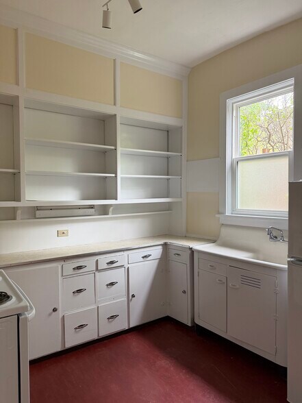 Building Photo - 725 Holter St