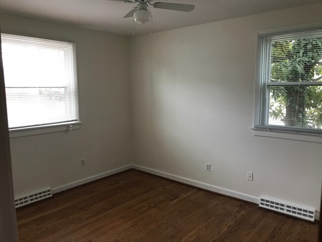Building Photo - --  AVAILABLE IMMEDIATELY  -- 3 BR / 1 BA West End Home, Fenced in Backyard. Available Immediately!