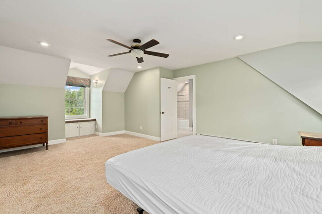 Building Photo - Charming 2 Bed / 3 Bath Home for Rent in Clyde, NC!