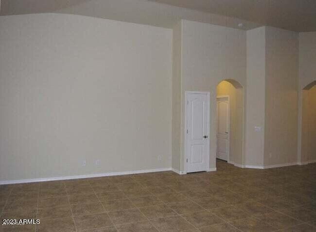 Building Photo - 609 E Pearce Rd