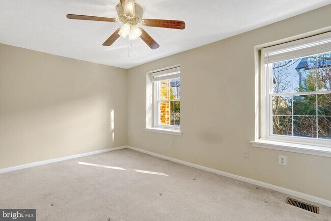 Building Photo - 5759 Independence Cir