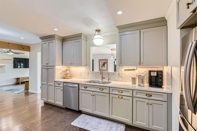 Building Photo - 1713 Mariposa Dr