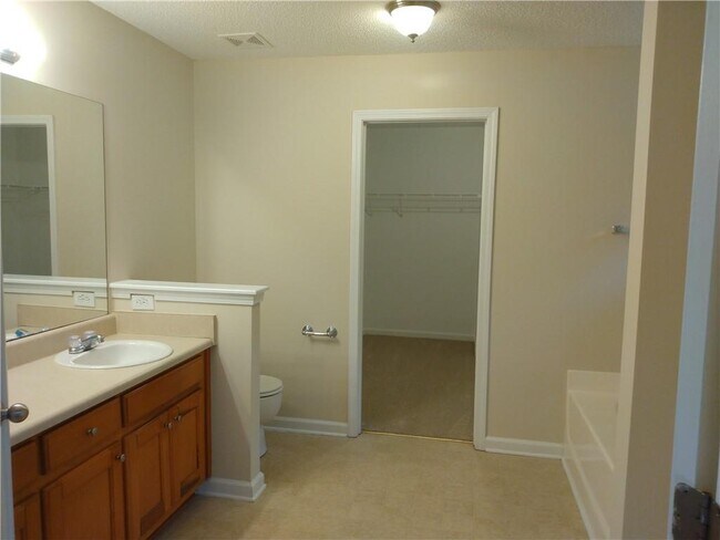 Building Photo - 131 Peachtree Glen Dr