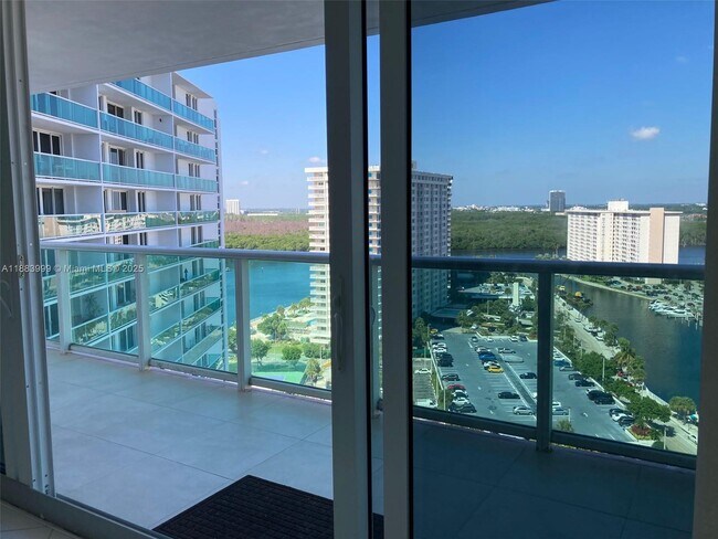 Building Photo - 100 Bayview Dr