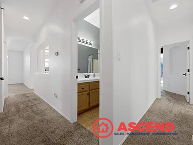 Building Photo - Beautiful 4 Bedroom Home In The Southwest!