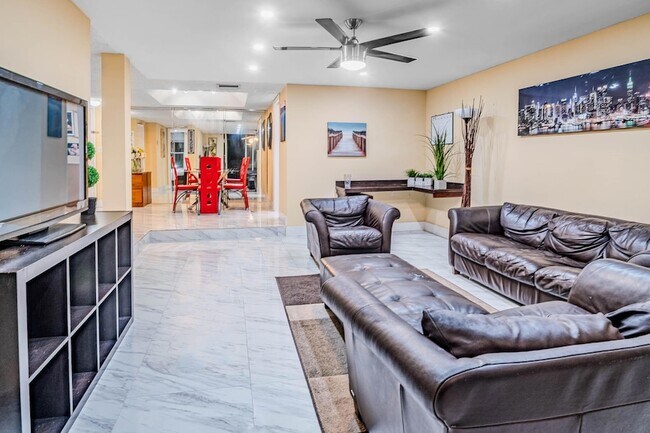 Building Photo - 3710 Inverrary Dr