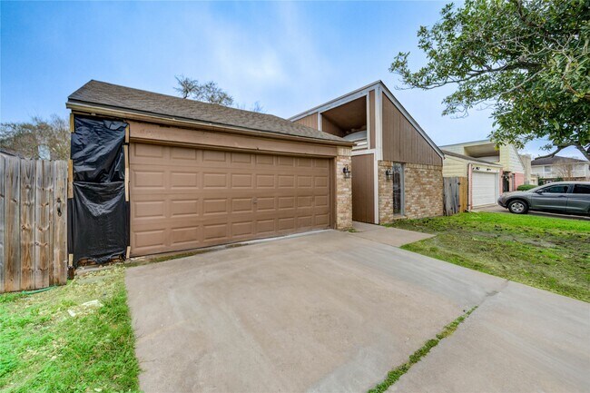 Building Photo - 12327 Fairmeadow Dr