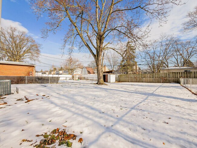 Building Photo - AVAILABLE NOW! Spacious and Inviting Westland Home!