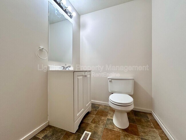 Building Photo - 514 E Center St