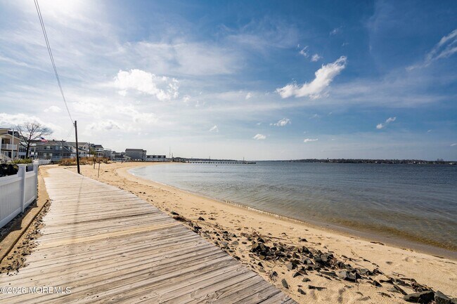 Building Photo - 616 Newport Ave