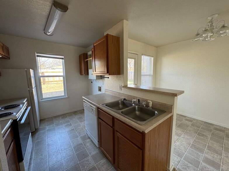 Building Photo - 403 Creek St