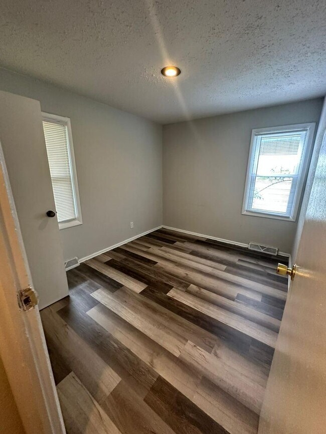 Building Photo - 4 bedroom 2 bath